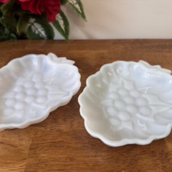 Vintage Milk Glass Grape Dishes Set – Leaf Shaped White Serving Trays Fruit Moti - Picture 4 of 4